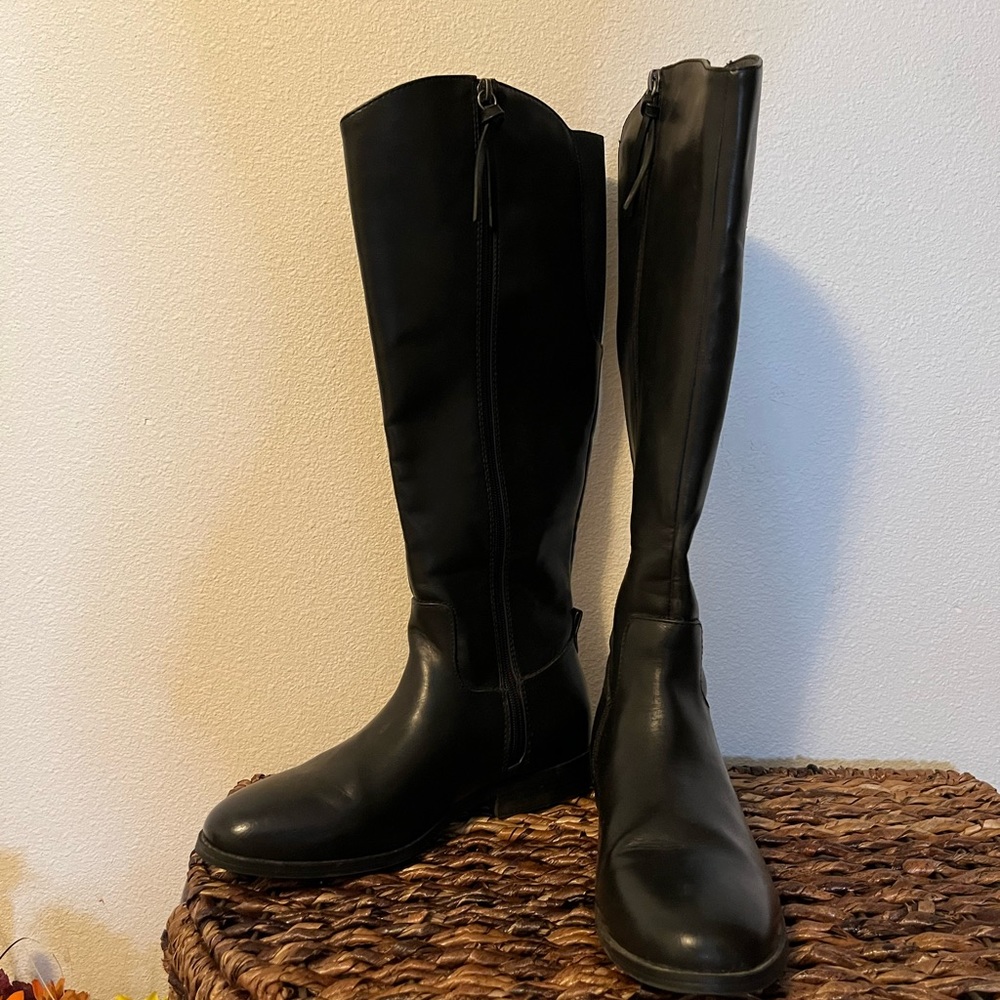 Black knee high boots. Size 8.❤️